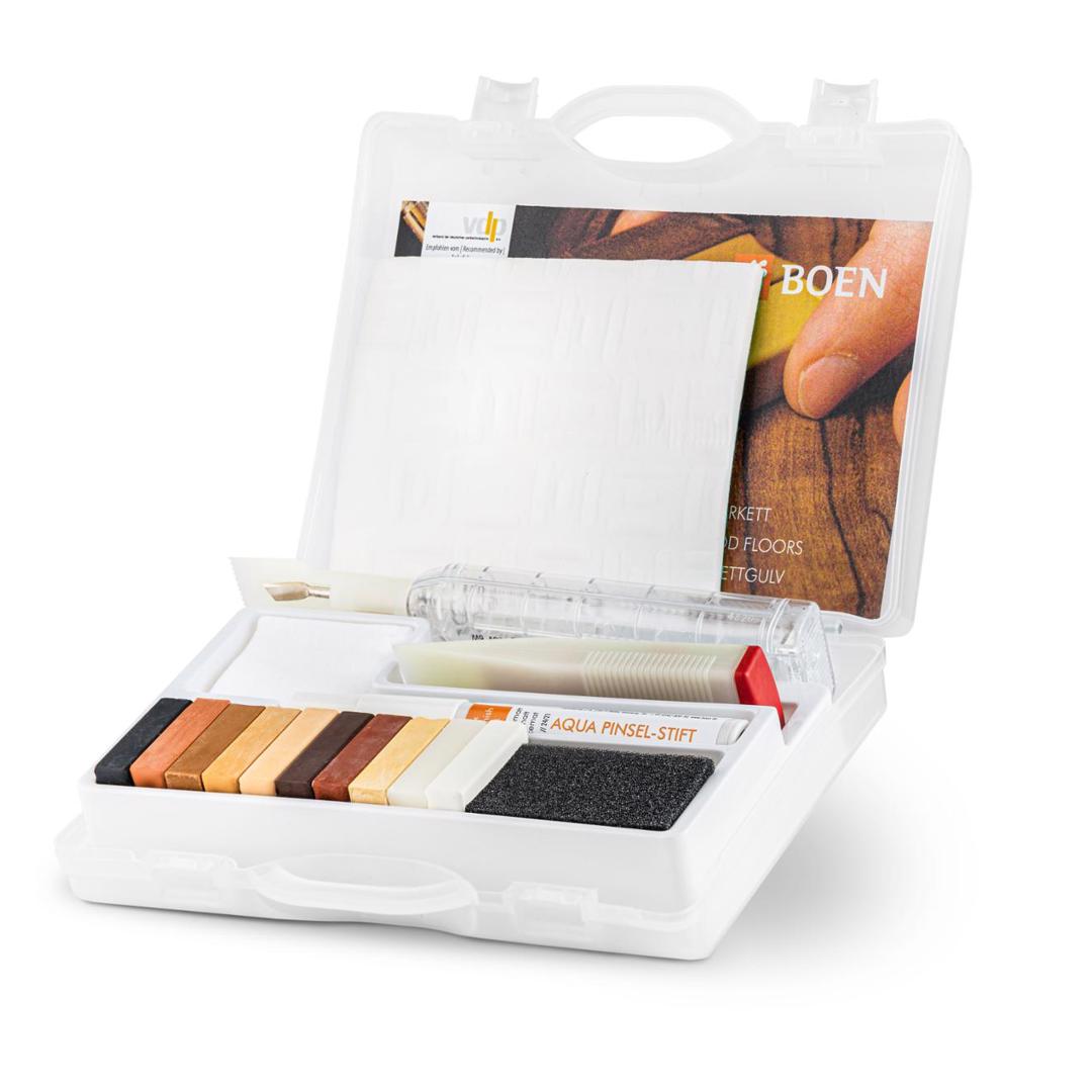 BOEN repair kit for parquet (Live Satin/Live Matt)

For hardwood floor with lacquered finish.
Content: 10 sticks of hard wax with melter and varnish pen.